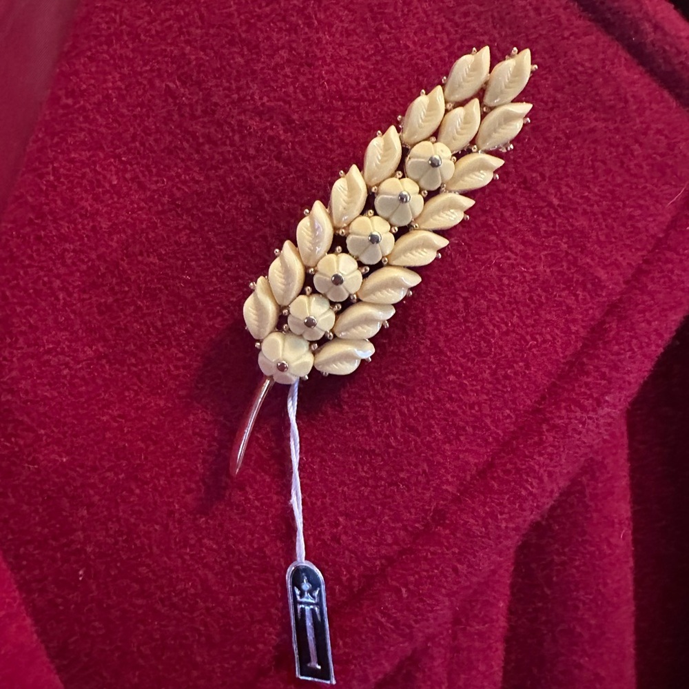 Vintage Golden Leaf Brooch - Picture 7 of 8